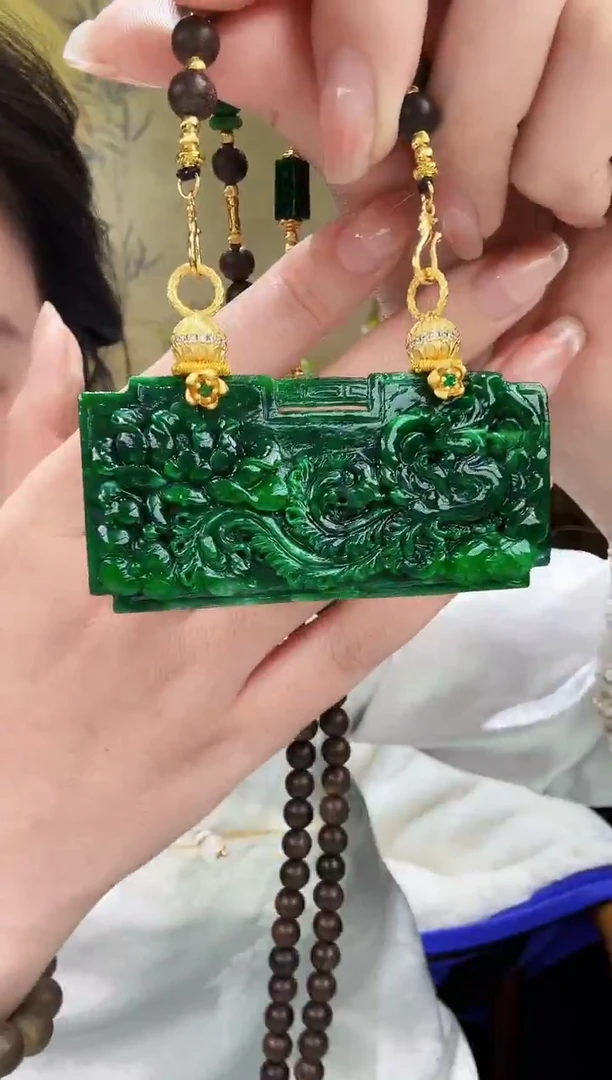 颈饰未镶嵌翡翠吊坠
