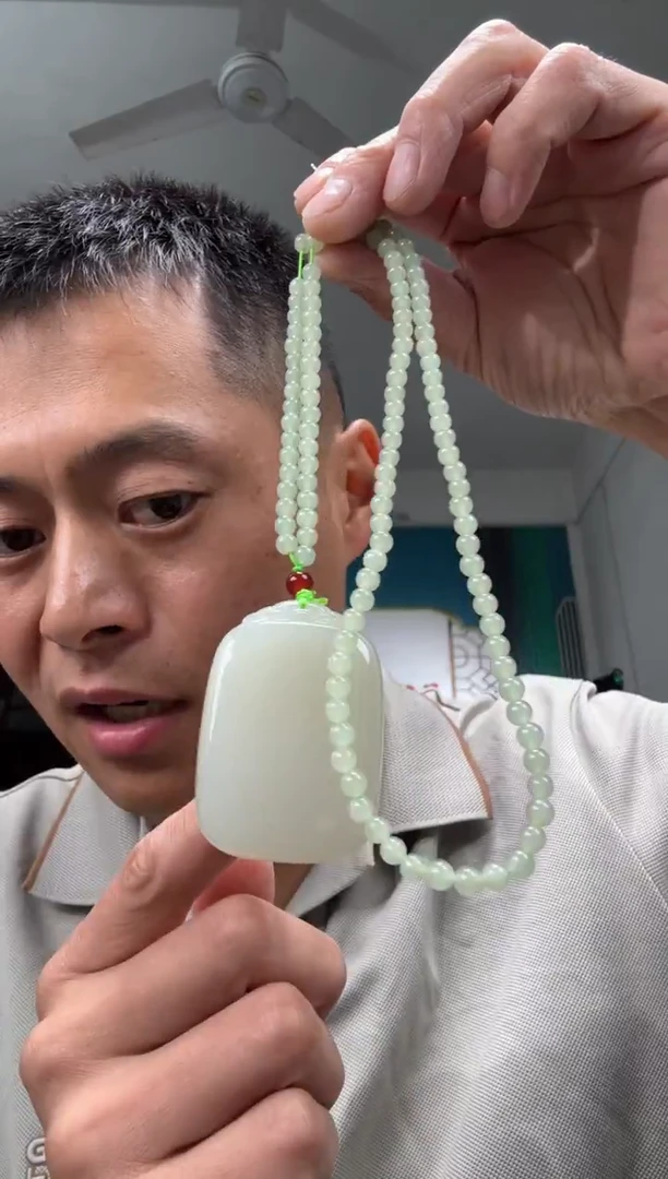 颈饰未镶嵌和田玉吊坠