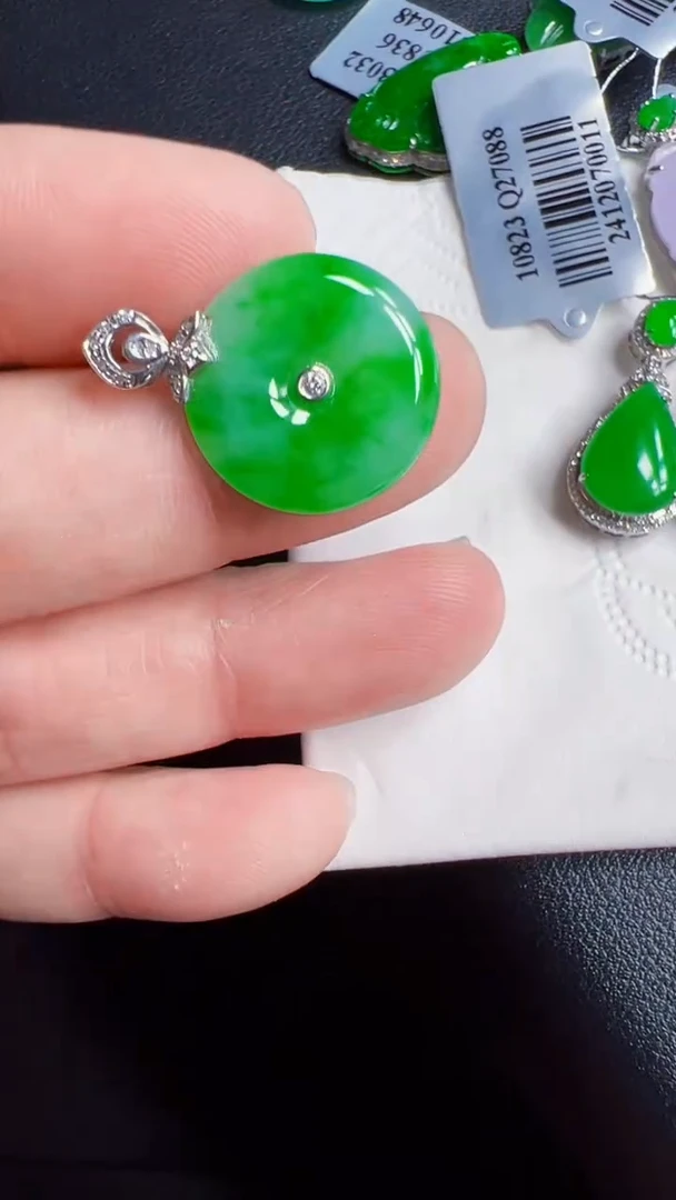 颈饰18K金镶嵌翡翠扣