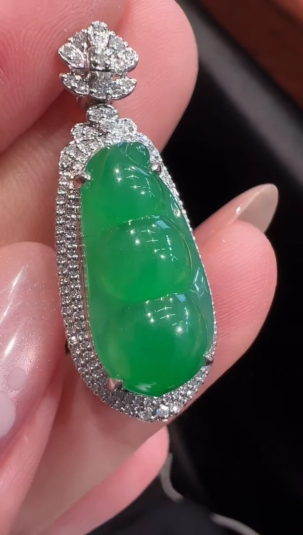 颈饰18K金镶嵌翡翠吊坠