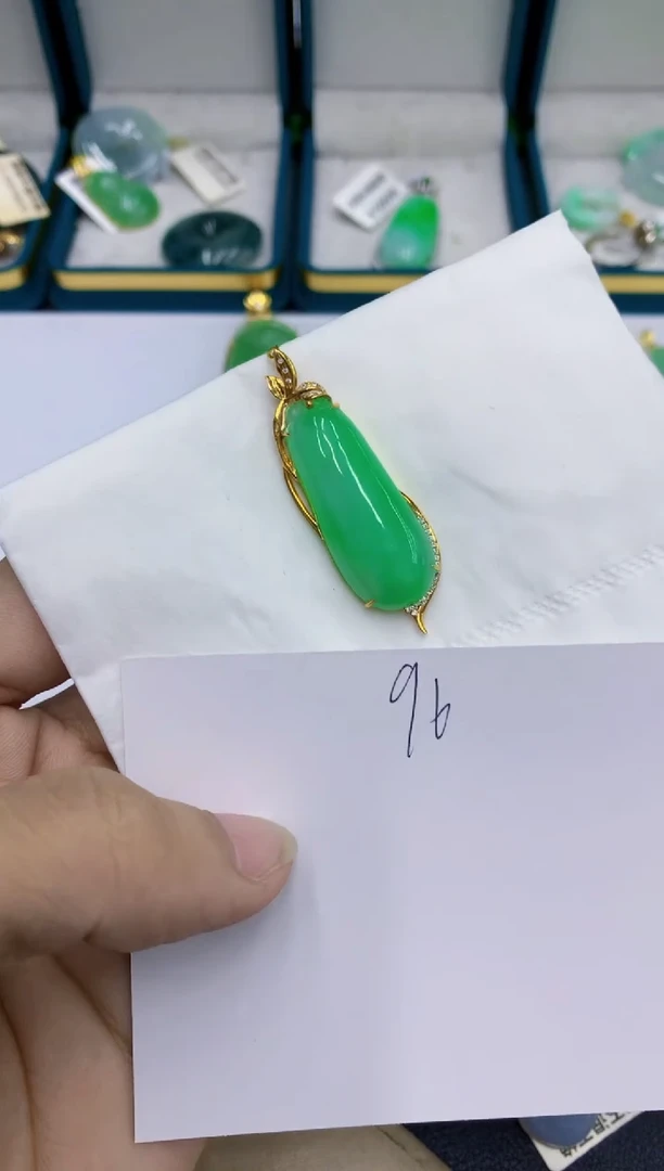 颈饰18K金镶嵌翡翠米****米翡翠