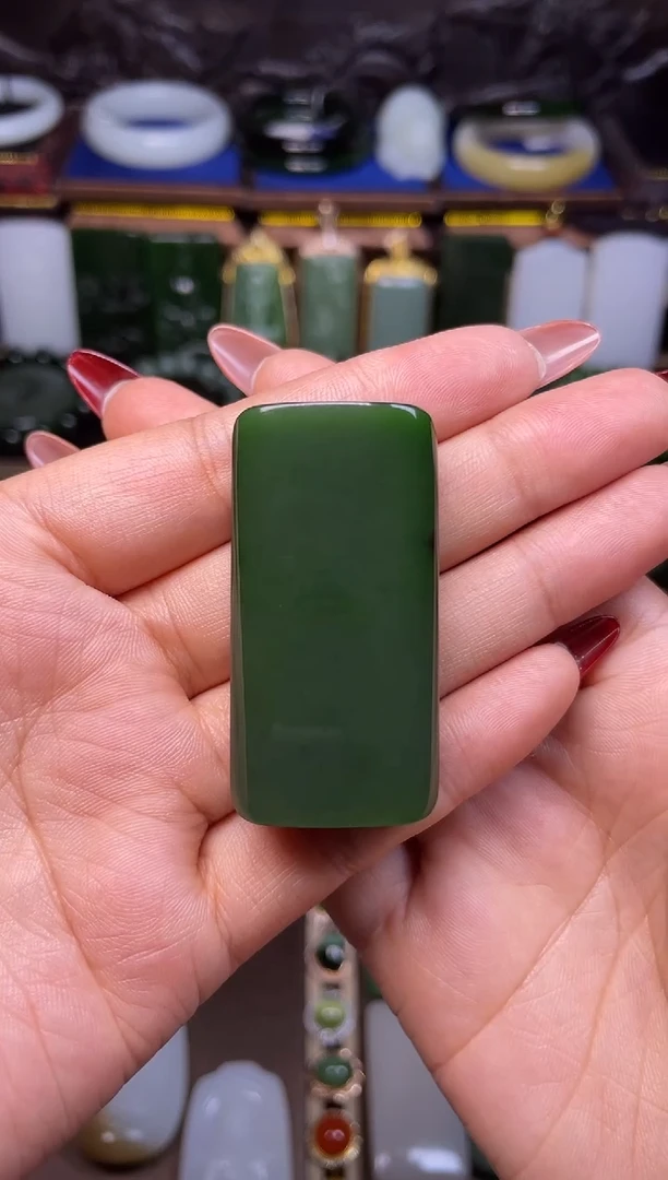 颈饰未镶嵌和田玉菠菜绿无事牌