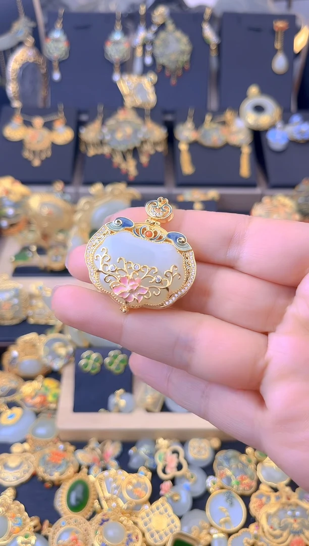 【闪购商品】和田玉吊坠银S925镀金镶嵌莲花香囊如意锁吊坠