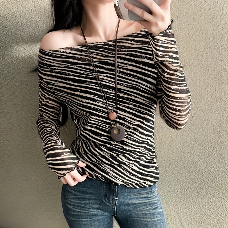 时尚洋气一字肩上衣秋装网纱打底衫女款爆款2025新款独特漂亮小衫