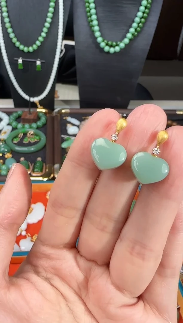 18K金镶嵌和田玉耳饰1