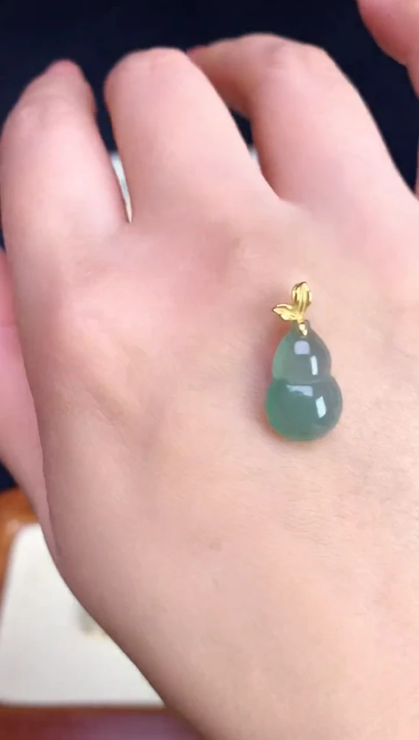 颈饰18K金镶嵌翡翠2025120601