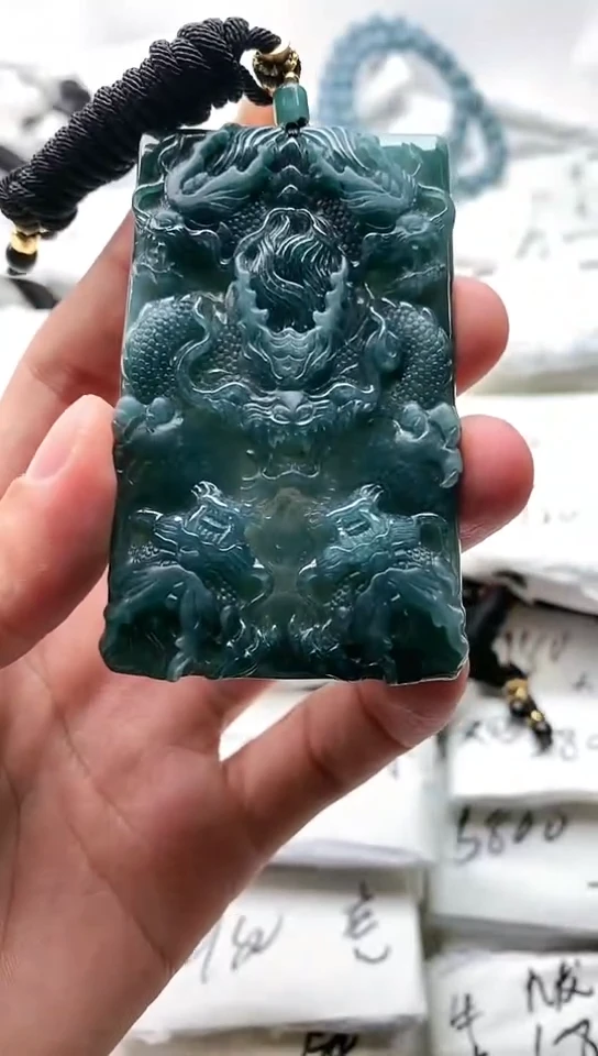 翡翠未镶嵌颈饰九龙