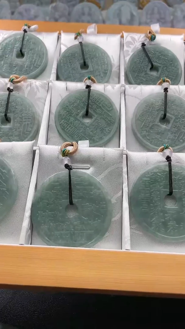 翡翠未镶嵌颈饰..../7/3/ 87多样性发其一