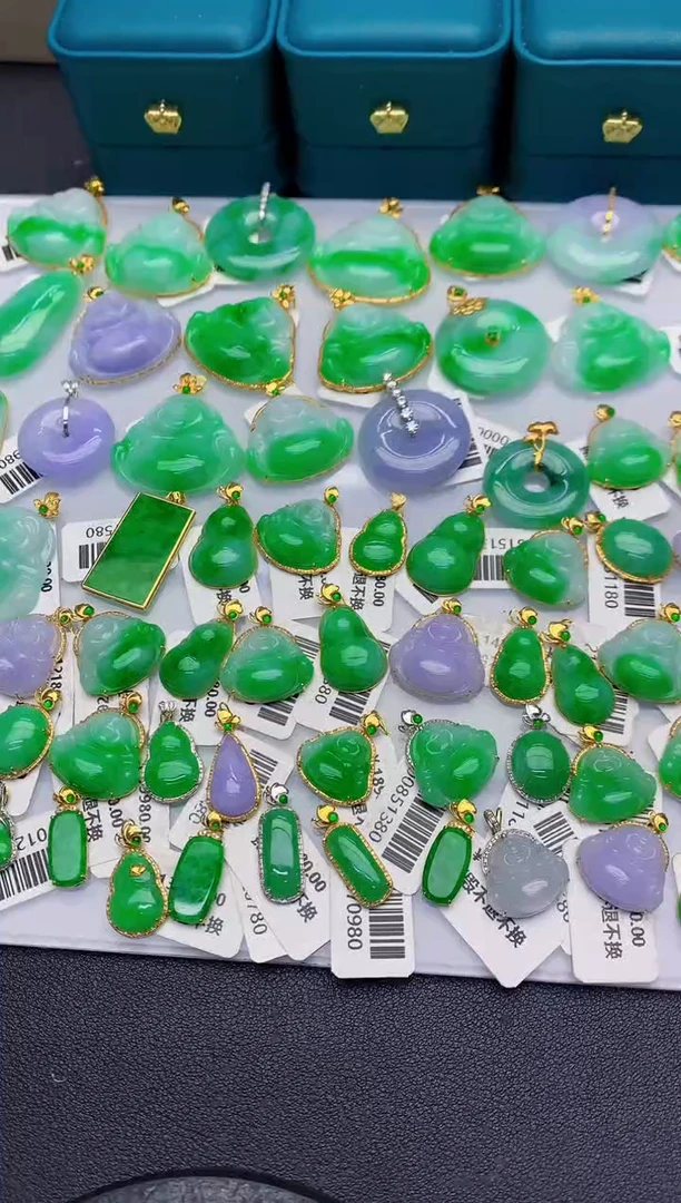 颈饰18K金镶嵌翡翠缅甸天然翡翠A货