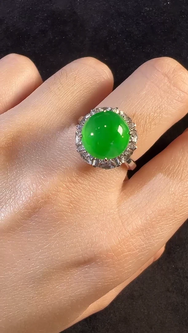 18K金镶嵌戒指翡翠高冰黄阳绿蛋面戒指