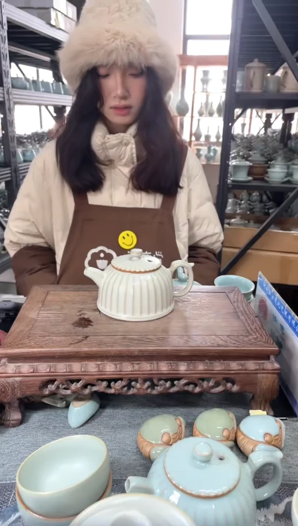 【闪购商品】瓷片微瑕月白青莲壶。。。