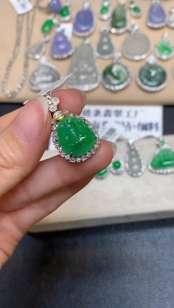 颈饰18K金镶嵌翡翠貔貅【无服务费