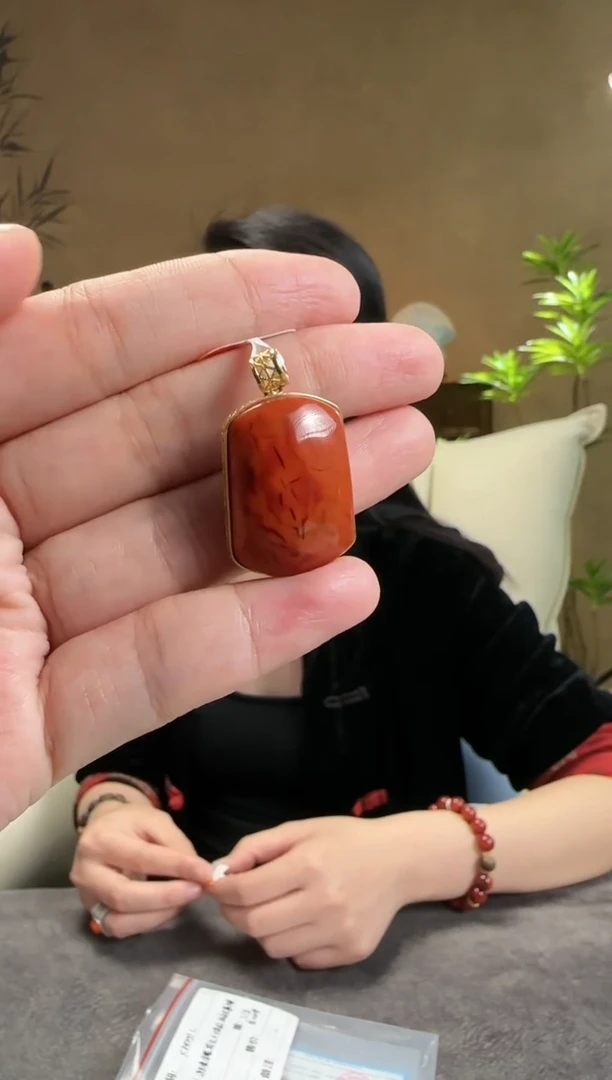 【闪购商品】南红玛瑙颈饰18K金镶嵌18K金镶嵌南红无事牌 9.8g