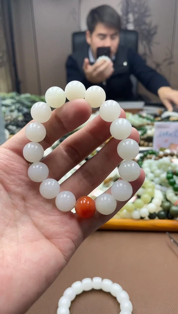 未镶嵌手串和田玉家****?俄白13
