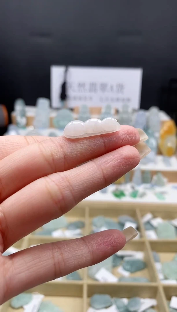 翡翠未镶嵌吊坠(不含链)64福豆吊坠