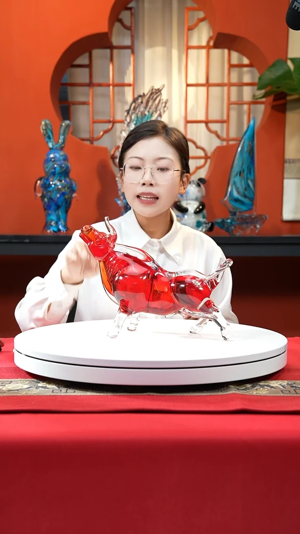 手工艺品琉璃红色抬头牛