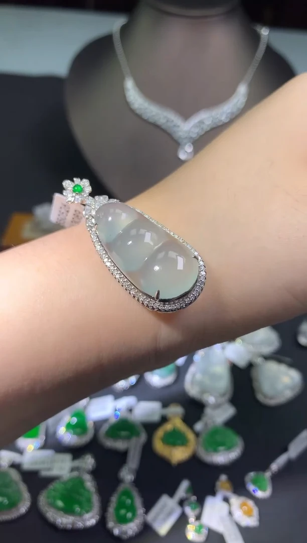 吊坠(不含链)18K金镶嵌翡翠吊坠
