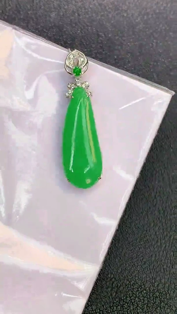 颈饰18K金镶嵌翡翠赠礼盒证书 珍珍