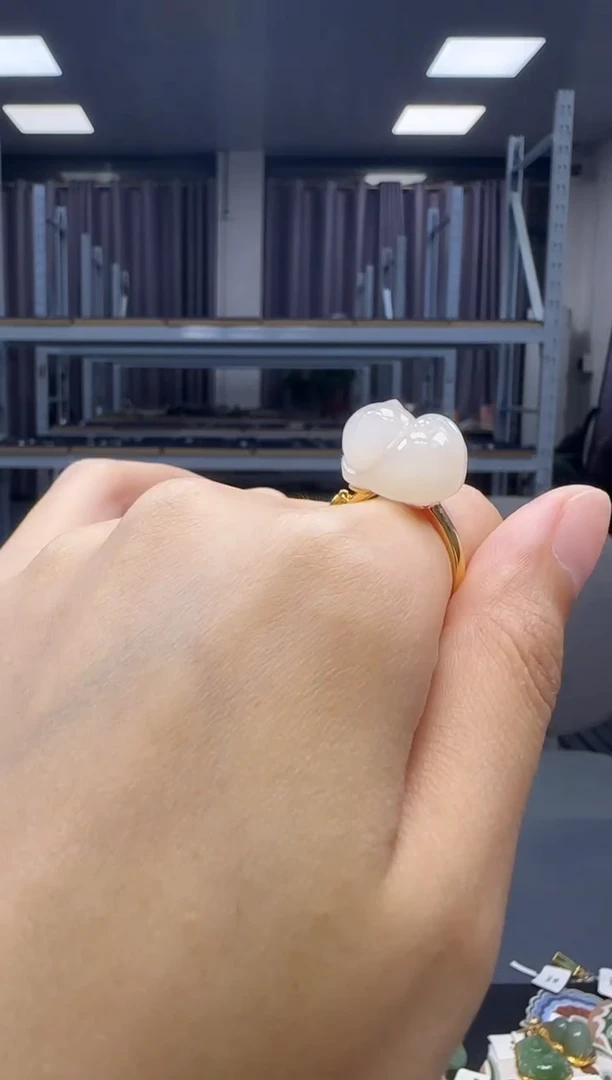 18K金镶嵌戒指和田玉1