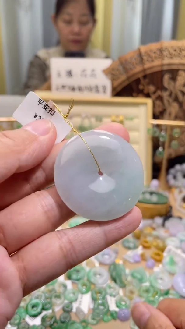 颈饰足金镶嵌翡翠平安扣