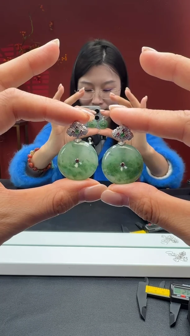 颈饰18K金镶嵌翡翠绿底飘花平安扣-多样性发一