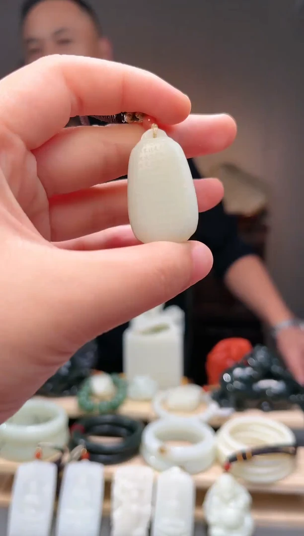 颈饰未镶嵌和田玉吊坠