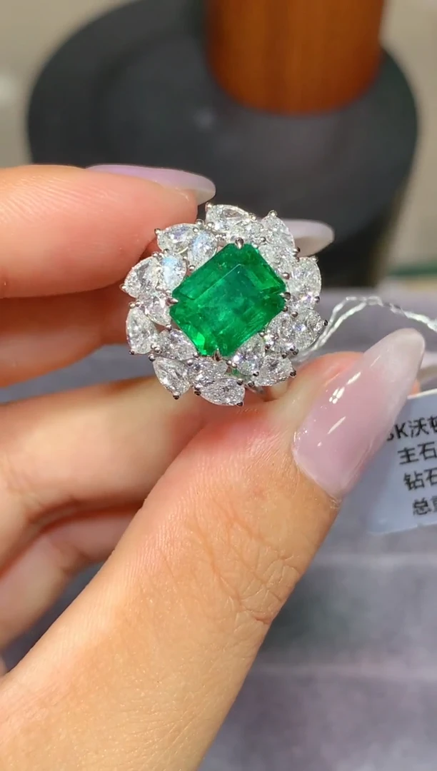 祖母绿戒指18K金镶嵌2.81CT