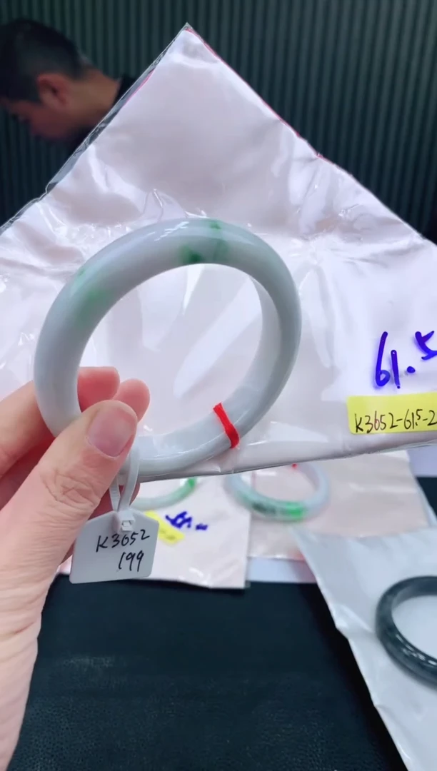 未镶嵌手镯翡翠61+