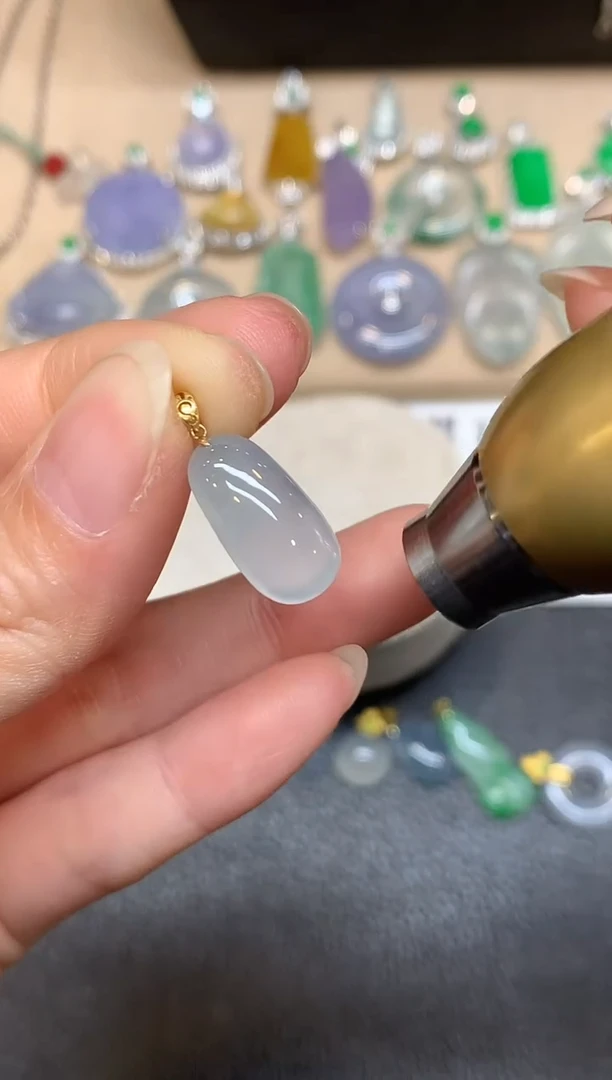 颈饰18K金镶嵌翡翠福瓜【无服务费