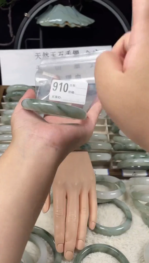 未镶嵌手镯石英质玉（天山翠）910