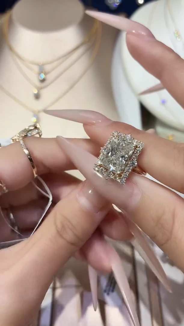 18K金镶嵌实验室培育钻石4克拉雷迪恩围镶款13圈