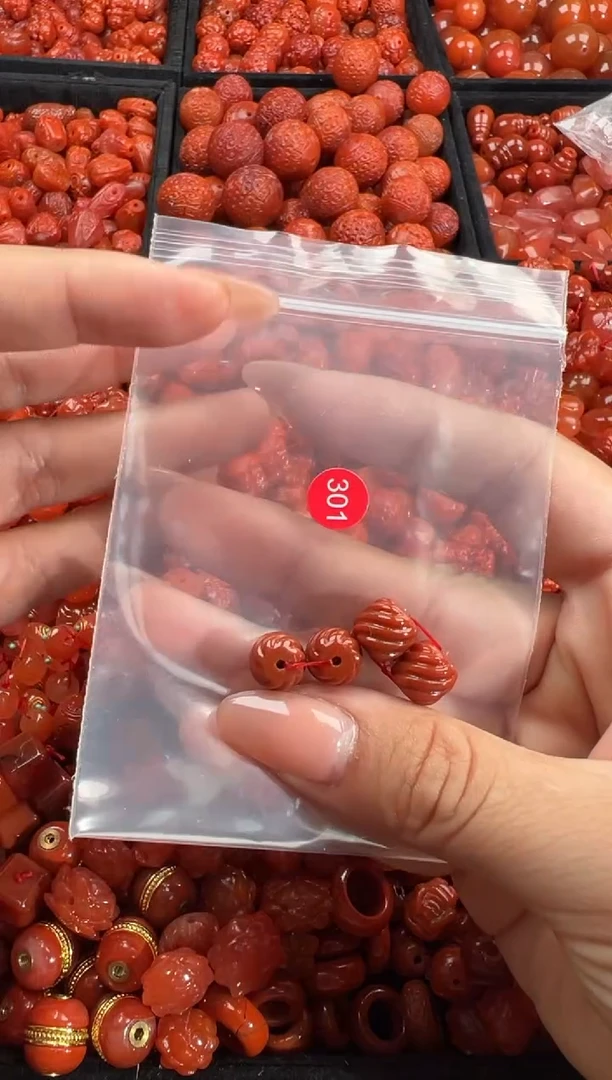 南红玛瑙未镶嵌颈饰1