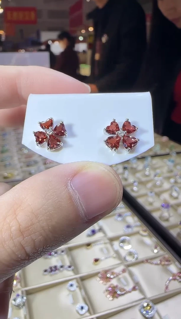 银S925镶嵌耳饰石榴石11mm四叶花耳钉