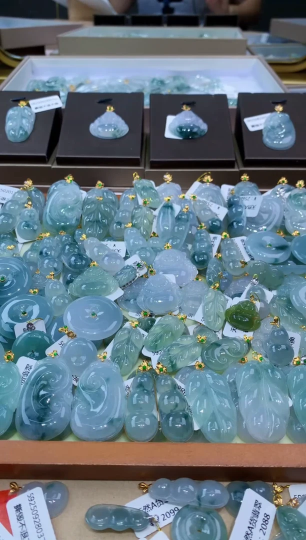 颈饰18K金镶嵌翡翠天然缅甸a货翡翠