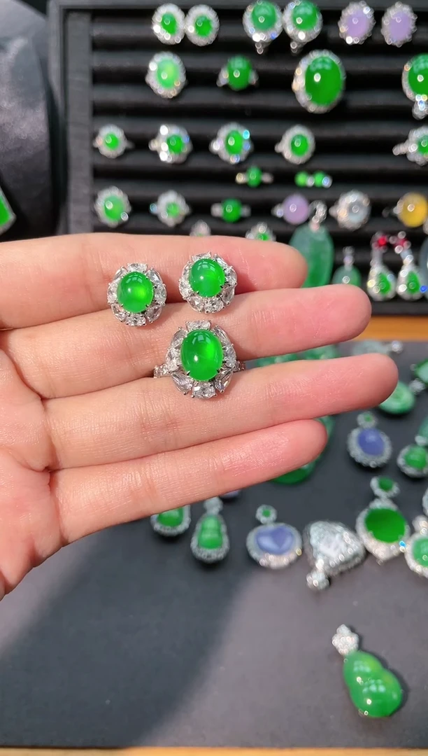 翡翠18K金镶嵌耳饰一**水蛋面戒指和耳钉