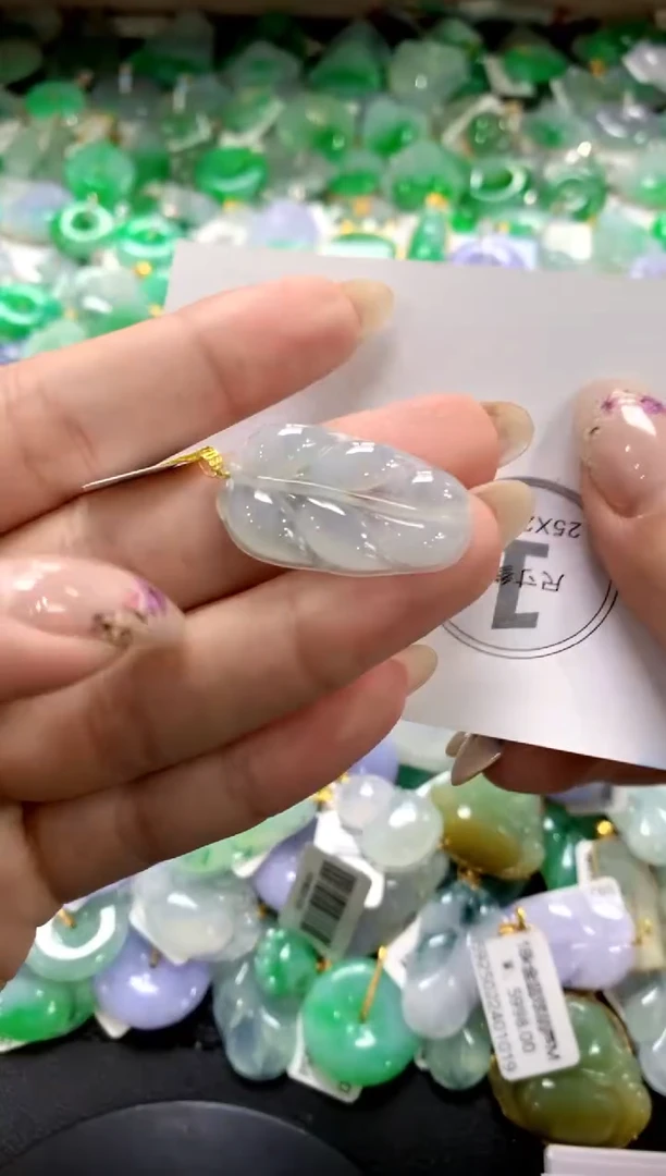 翡翠18K金镶嵌颈饰11111111111111111