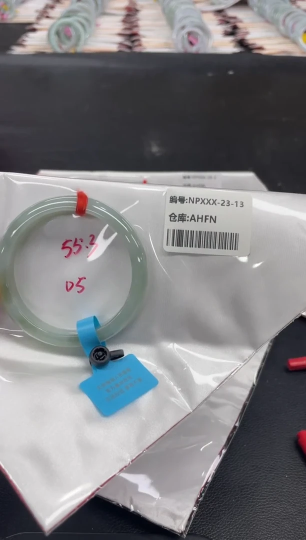 翡翠手镯未镶嵌翡翠手镯