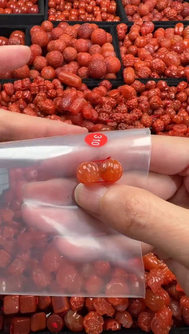 南红玛瑙未镶嵌颈饰1