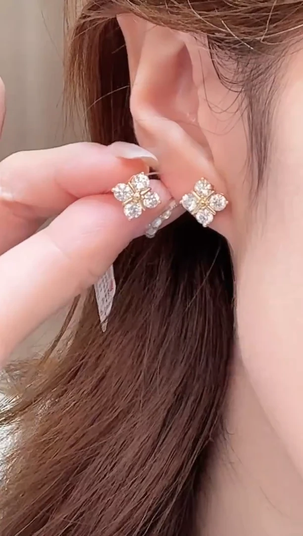 18K金镶嵌实验室培育钻石耳饰四钻花耳钉