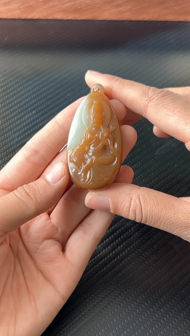 吊坠(赠链)未镶嵌和田玉若羌微色差 吊坠