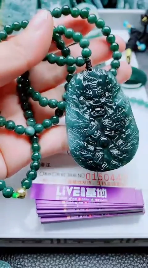 颈饰未镶嵌翡翠