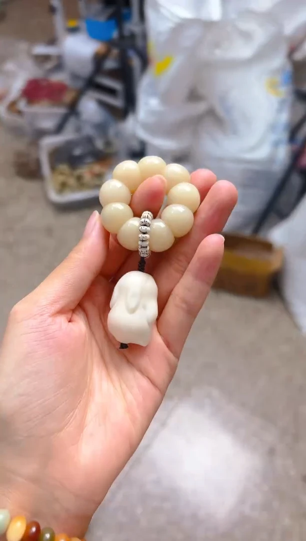 吊坠菩提根/象牙果荔枝栋手捻带白色兔