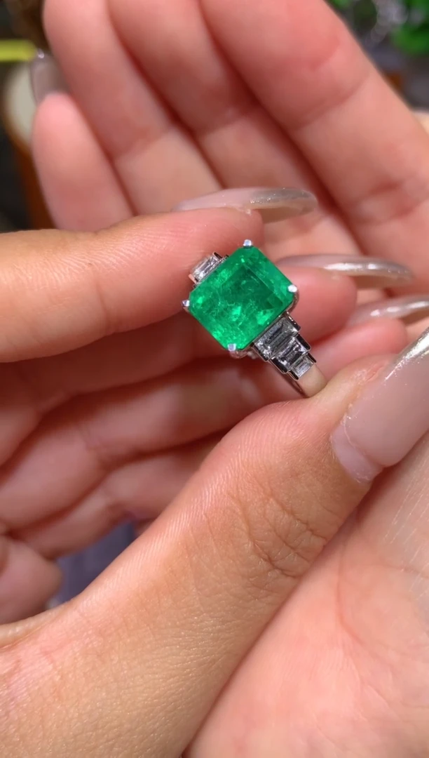 祖母绿戒指18K金镶嵌3.36CT