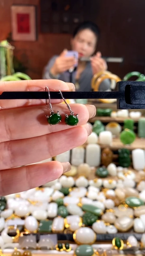 【闪购商品】和田玉耳饰银S925镶嵌。