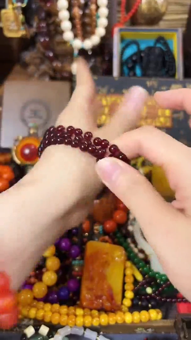 未镶嵌颈饰血珀..................