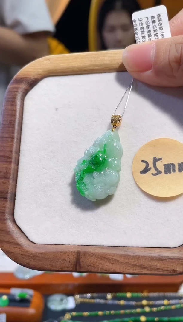 颈饰18K金镶嵌翡翠白菜