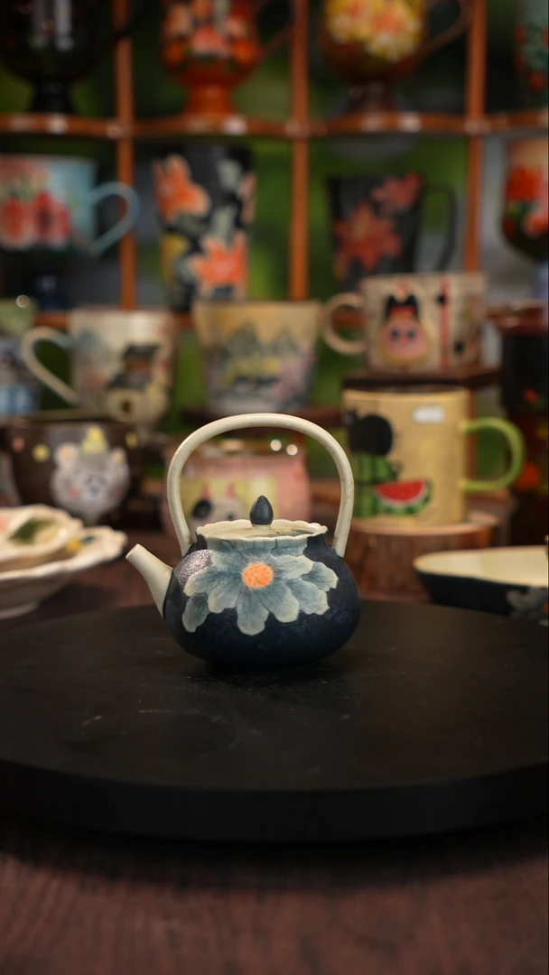 釉下手绘陶瓷壶1