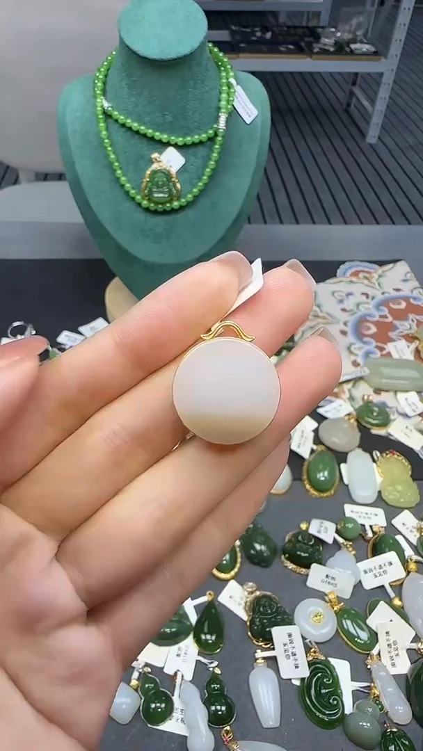 18K金镶嵌和田玉挂件1