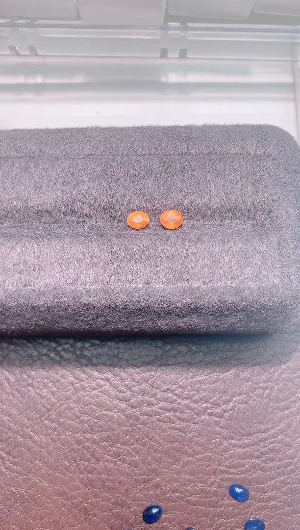 未镶嵌珠宝半成品石榴石（芬达石）一对