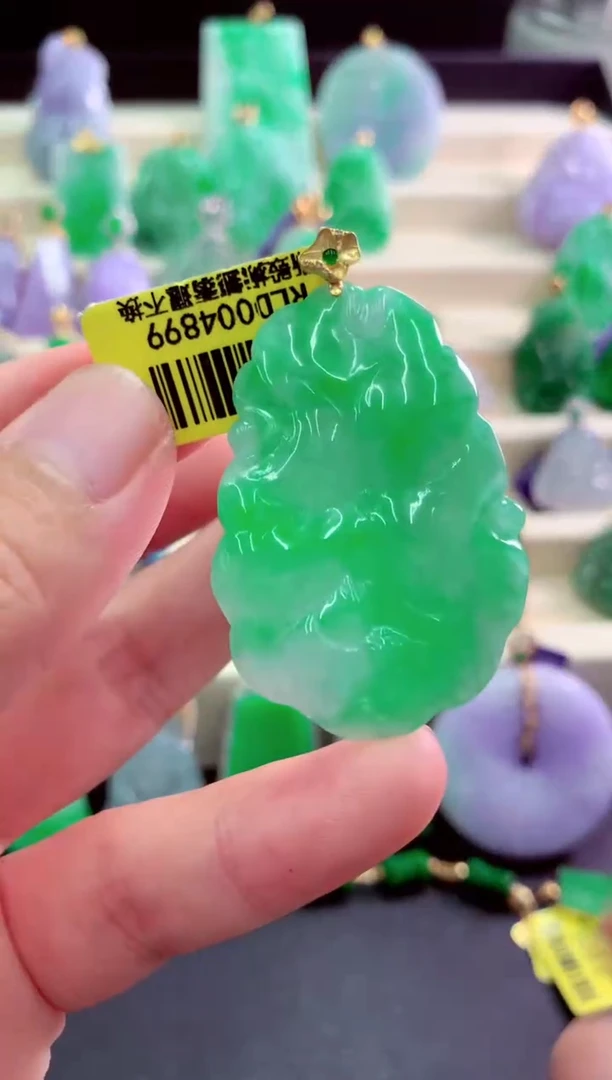 颈饰18K金镶嵌翡翠挂件